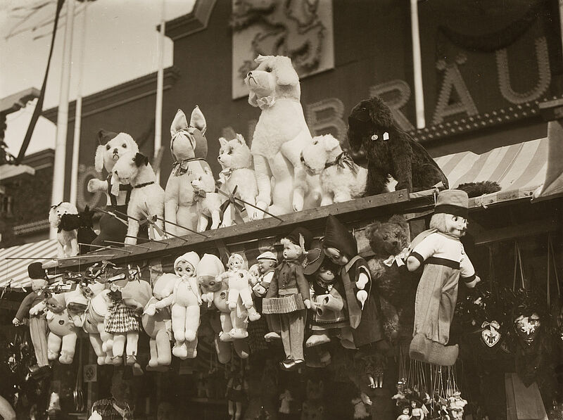 Philipp Kester, Münchner Oktoberfest – Spielzeugstand vor dem Löwenbräu-Zelt, 1935