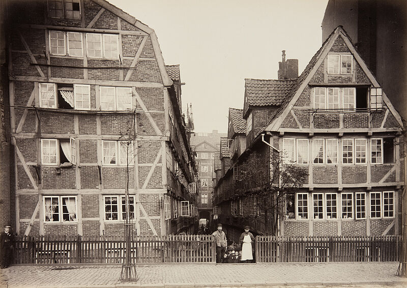 Georg Koppmann, Hof am Kehrwieder Nr. 65 vom Sandtorkai aus gesehen (Aus: Hamburg 1883. Ansichten aus dem niederzulegenden Stadttheil), 1883