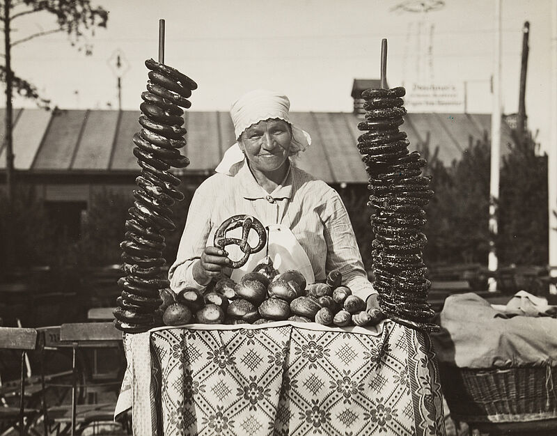 Philipp Kester, Münchner Oktoberfest – Verkäuferin von Brez'n und Salzweckerl vor einem Bierzelt, 1921