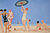 George Barbier, Sonnenbaden am Strand ("au Lido")
aus: Le Bonheur du Jour, ou Les Graces à la Mode (Mappenwerk)
