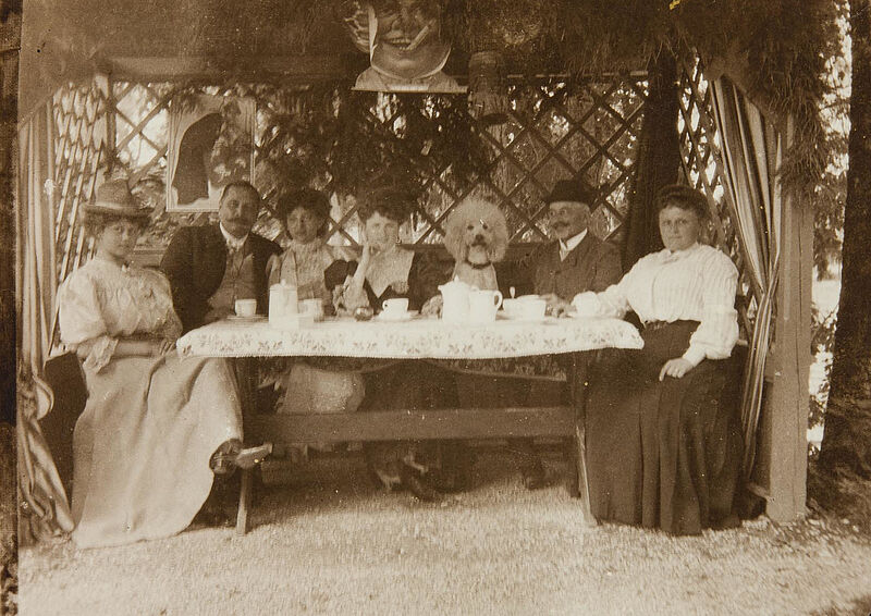 Gruppenporträt mit Pudel in Gartenlaube, 1906