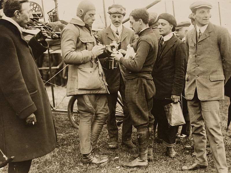 Philipp Kester, Der Flieger Grahame-White – Verpflegung nach einem Flug, 1909