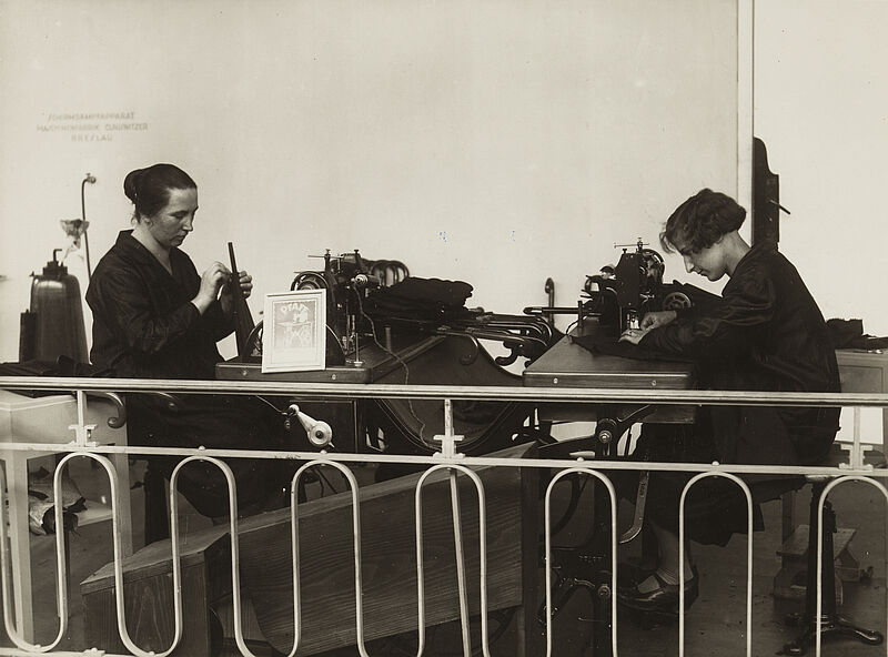 Philipp Kester, Münchner Ausstellung "Das bayerische Handwerk" – Frauen beim Nähen von Schirmen in einer Werkstätte, 1927
