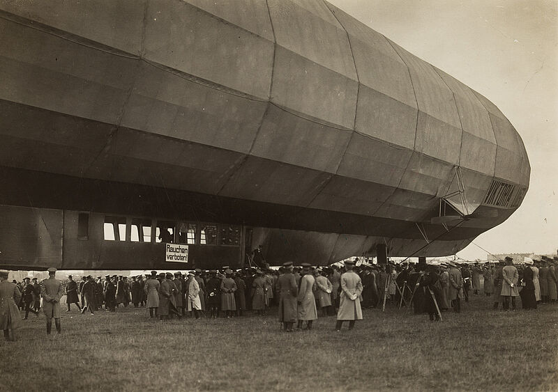 Philipp Kester, Zeppelin „Viktoria-Luise“ nach der Landung auf dem Oberwiesenfeld, 1914