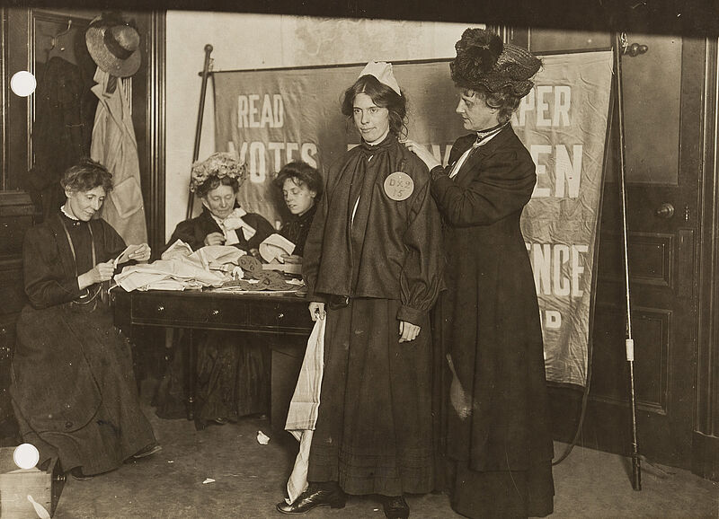 Philipp Kester, Suffragetten in einem Parteibüro – Suffragetten kleiden sich in der Kleidung, die sie im Gefängnis tragen mussten, 1905