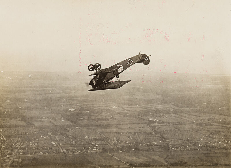 Philipp Kester, "Looping the loop" – Erbeutetes Flugzeug der Deutschen beim Looping, 1919/1920