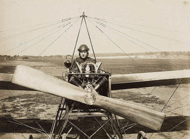 Philipp Kester, Der Flieger Wickham in seinem Flugzeug auf dem Flugplatz von Brooklands in England
