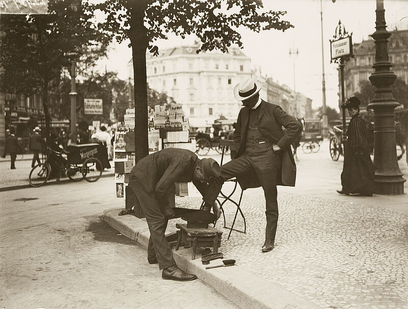 Philipp Kester, Berlin – Schuhputzer bei der Arbeit am Potsdamer Platz, 1906