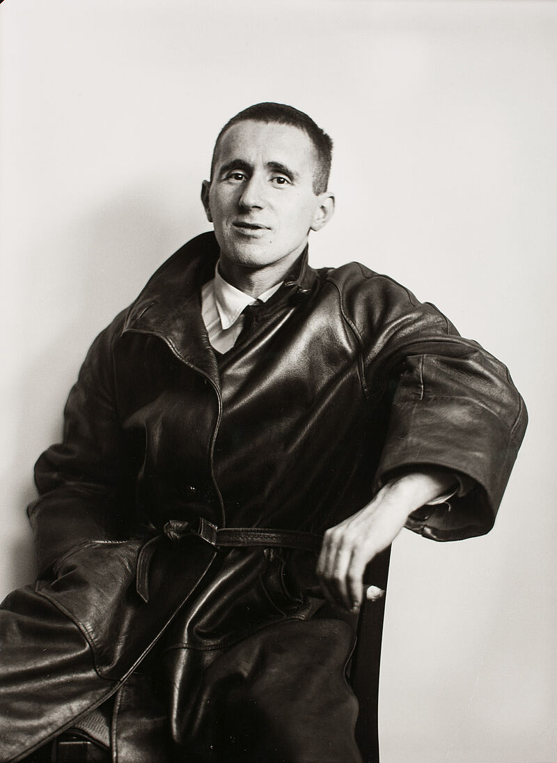 Konrad Reßler, Bertolt Brecht beim Photographen, 1927