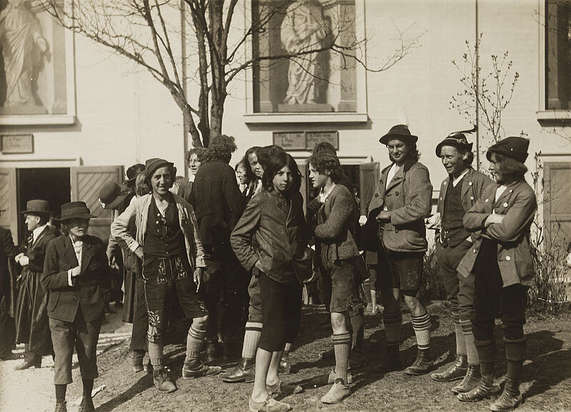 Philipp Kester, Beginn der Passionsfestspiele – Jugendliche aus dem "Chor der Engel" vor dem Oberammergauer Theater, 1920er Jahre